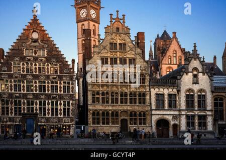Edifici lungo il Graslei, una porta medievale nel centro storico di Ghent, Belgio Foto Stock