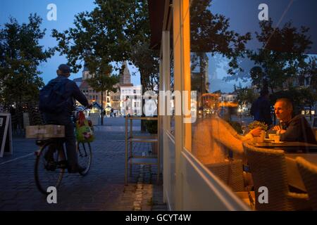 Cassis ristorante in Vrijdagmarkt (mercato del venerdì) square a Ghent, in Belgio. Amadeus Ristorante, Gand, Regione fiamminga, Belgio V Foto Stock