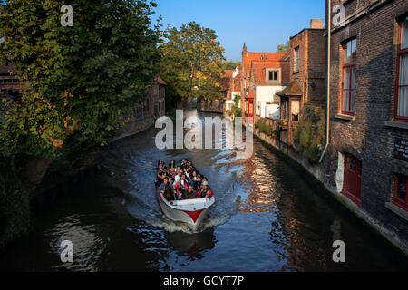 Gita in barca su un canale nel centro storico di Bruges, Belgio Foto Stock