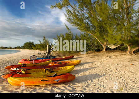 I kayak e canoe. Spiaggia di Fernandez Bay Village Hotel, Cat Island. Bahamas Foto Stock