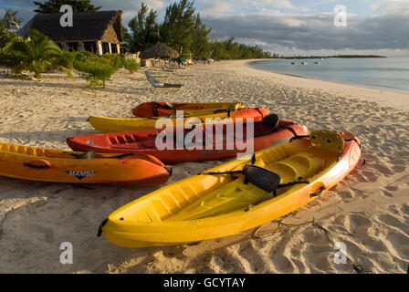 I kayak e canoe. Spiaggia di Fernandez Bay Village Hotel, Cat Island. Bahamas Foto Stock