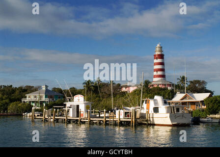 Speranza città faro, gomito Cay, Abacos. Bahamas. Faro e porto nel piccolo villaggio di speranza comune. Foto Stock