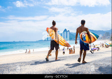 RIO DE JANEIRO - Aprile 3, 2016: Giovani carioca brasiliani a piedi con tavole da surf da Arpoador, il famoso punto di surf. Foto Stock