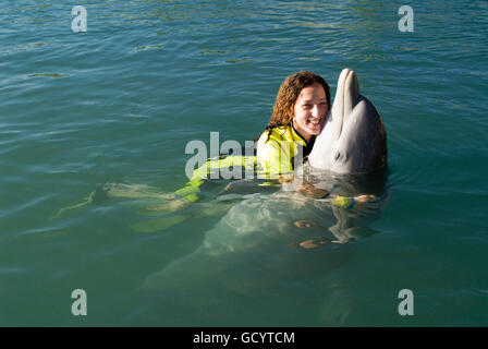 Santuario Bay, Grand Bahama. Bahamas. UNEXSO. Programma di nuotare e incontro ravvicinato con i delfini. Foto Stock