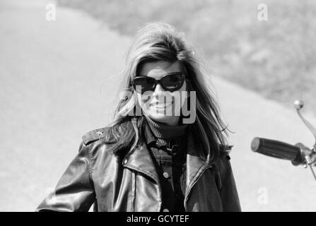 Peter Fonda e Nancy Sinatra sul set di "Wild Angels" Foto Stock