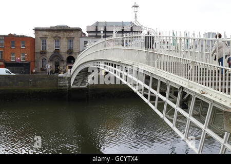 Ha'penny Bridge sul fiume Liffey, Dublino, Irlanda Foto Stock