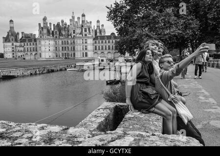 I turisti prendendo un selfie presso il Château de Chambord, Loir-et-Cher, Francia Foto Stock