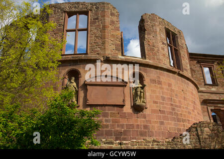 Una magnifica pietra arenaria rossa rovina appollaiato a 300 piedi sopra la valle del Neckar, Heidelberg Castle è stato a casa per la monarchia del Palatinato Foto Stock