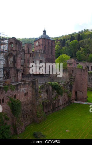 Una magnifica pietra arenaria rossa rovina appollaiato a 300 piedi sopra la valle del Neckar, Heidelberg Castle è stato a casa per la monarchia del Palatinato Foto Stock