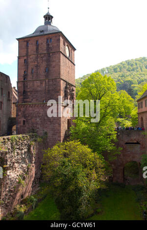 Una magnifica pietra arenaria rossa rovina appollaiato a 300 piedi sopra la valle del Neckar, Heidelberg Castle è stato a casa per la monarchia Palitinate Foto Stock