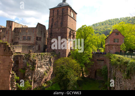 Una magnifica pietra arenaria rossa rovina appollaiato a 300 piedi sopra la valle del Neckar, Heidelberg Castle è stato a casa per la monarchia Palitinate Foto Stock