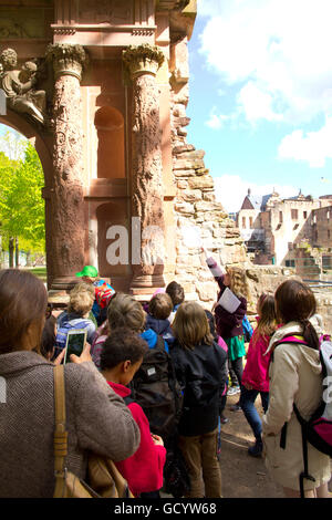 I visitatori di tutte le età sono affascinati dal maestoso, parzialmente rovinato ma foto-libro splendido castello di Heidelberg, Germania. Foto Stock