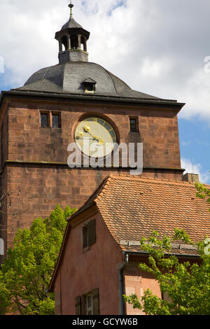 Una magnifica pietra arenaria rossa rovina appollaiato a 300 piedi sopra la valle del Neckar, Heidelberg Castle è stata la casa del Palatinato monarchi. Foto Stock