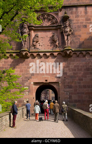 I visitatori di tutte le età sono affascinati dal maestoso, parzialmente rovinato ma foto-libro splendido castello di Heidelberg. Foto Stock