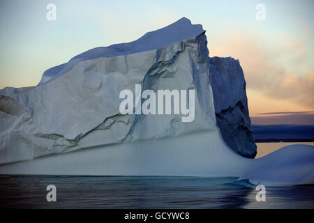 Iceberg sotto il sole di mezzanotte al largo della costa occidentale della Groenlandia Foto Stock