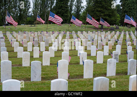 Giorno Memoriale della cerimonia al cimitero con bandierine americane a siti di grave Foto Stock