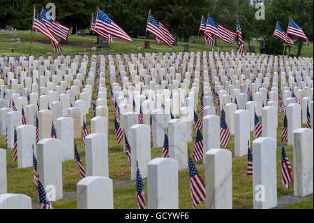 Giorno Memoriale della cerimonia al cimitero con bandierine americane a siti di grave Foto Stock