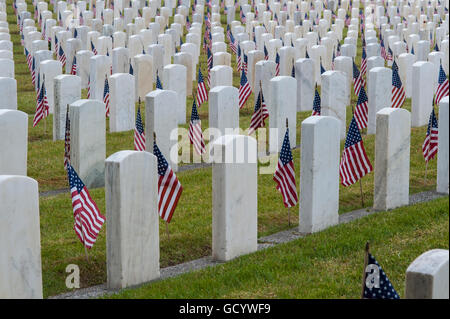 Giorno Memoriale della cerimonia al cimitero con bandierine americane a siti di grave Foto Stock