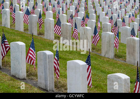 Giorno Memoriale della cerimonia al cimitero con bandierine americane a siti di grave Foto Stock