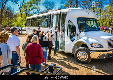 Le persone in attesa in coda a bordo del bus per i visitatori visita guidata del complesso al Jack Daniels Distillery di Lynchburg TN Foto Stock