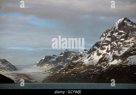 Un ghiacciaio fluisce dalla calotta di ghiaccio, montagne litoranee, Groenlandia occidentale vicino a Maniitsoq Foto Stock