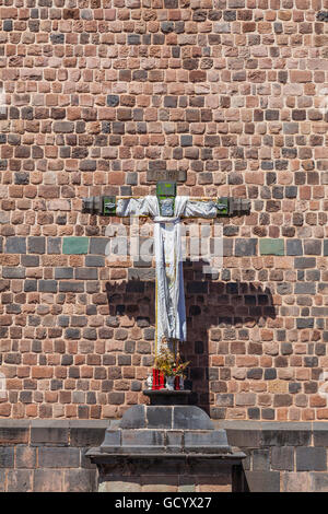 Grande croce sulla parete esterna della Basilica di Santo Domingo a Cusco, Perù Foto Stock