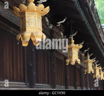 Golden lanterna in Kitano Tenmangu santuario a Kyoto in Giappone. Foto Stock