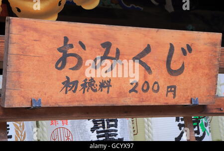 Omikuji giapponese. Omikuji è una fortuna che raccontano in stick o carta venduti in Giappone di santuari. Foto Stock