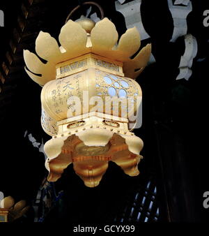 Golden lanterna in Kitano Tenmangu santuario a Kyoto in Giappone. Foto Stock