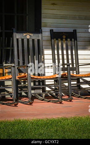 Diversi di marca Jack Daniel's n. 7 Nero in legno Sedie a dondolo sulla veranda del Jack Daniel's distilleria di Lynchburg, TN Foto Stock