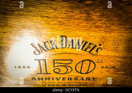 Marca del logo in una botte di rovere per commemorare il centocinquantesimo anniversario della Jack Daniel's distilleria di Lynchburg, TN 1866-2016 Foto Stock