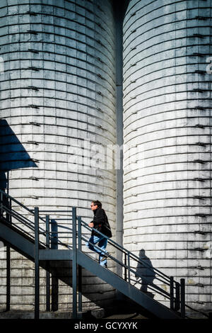 Abstract Jack Daniel's MULINI PER GRANO CON tourist su scale entrando in funzione i motivi della distilleria di Lynchburg, TN Foto Stock