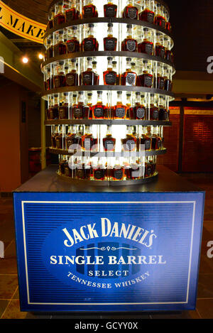 Bottiglie di Jack Daniel's canna singola selezionare Whiskey in forma di albero display durante il tour della distilleria di Lynchburg, TN Foto Stock