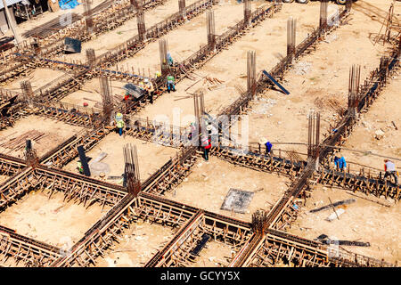 Costruzione i lavoratori lavorano su un fondamento per un nuovo edificio. Foto Stock