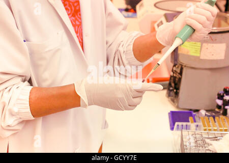 CHIANG MAI, Thailandia - Giugno 15, 2016: medici esperti nella sala di controllo sangue miscelato in prova clinica multidisciplinare Foto Stock