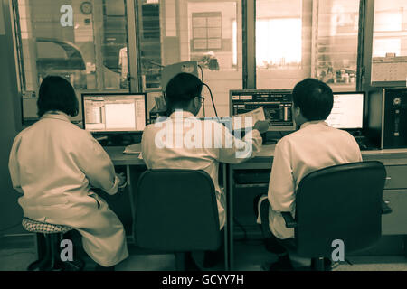 CHIANG MAI, Thailandia - Giugno 15, 2016: tre medici esperti nella sala di controllo, il paziente in Clinica multidisciplinare Centro Foto Stock