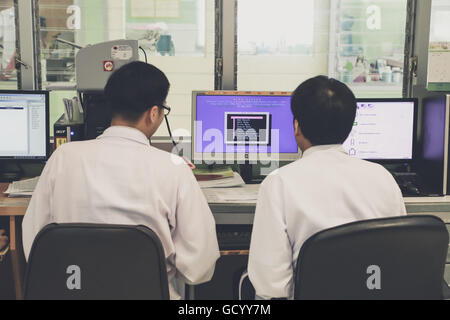 CHIANG MAI, Thailandia - Giugno 15, 2016: due medici esperti nella sala di controllo, nella clinica multidisciplinare Centro Foto Stock