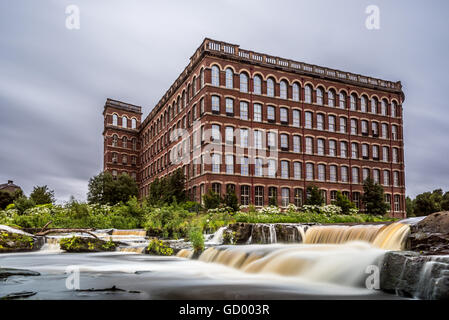 Il vecchio J&P cappotti mulino thread sulle rive del fiume Cart in Paisley, Scozia Foto Stock