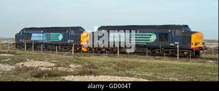 Inglese classe elettrico 37 Diesels attendere per prendere un pallone nucleare treno lontano da Dungeness Power Station Foto Stock