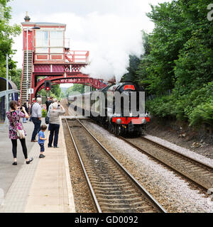 La gente ancora la locomotiva di Waverley, il Flying Scotsman, a Wylam, Nothumberland. Lo storico motore di vapore tira Pullman Foto Stock
