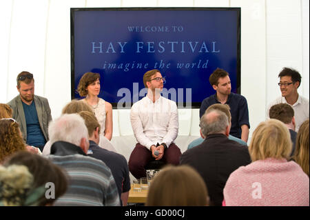 Pannello e pubblico al NACUE panel di discussione sui giovani lo spirito imprenditoriale e l'innovazione a Hay Festival 2016 Foto Stock