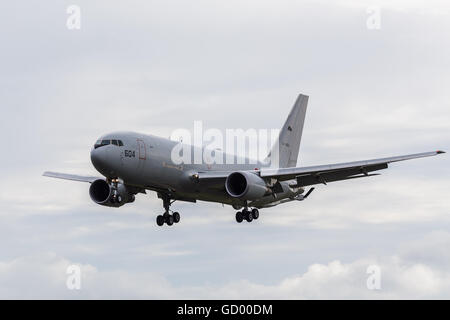 Japan Air Self Defense Force KC-767 di sbarco nel 2016 Royal International Air Tattoo. Foto Stock