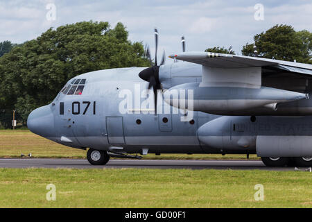 KC-130J Hercules rallentamento sulla pista alle 2016 Royal International Air Tattoo. Foto Stock