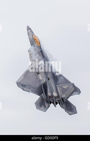 Il F Raptor stealth fighter tira dritto in verticale dopo il decollo al 2016 Royal International Air Tattoo. Foto Stock