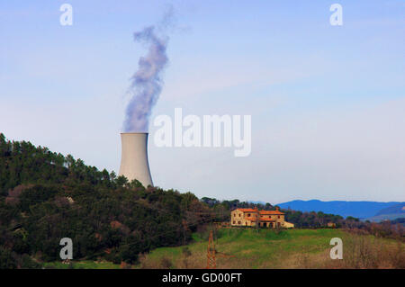 Torri di raffreddamento degli impianti geotermici nella campagna coltivata erificio storico rurale Foto Stock