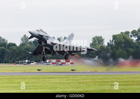 Spanish Air Force Eurofighter EF2000 il sollevamento in cielo raffigurato all'2016 Royal International Air Tattoo. Foto Stock