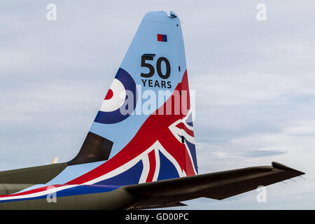 Marcature speciali sulla coda di un RAF Super Hercules raffigurato all'2016 Royal International Air Tattoo. Foto Stock