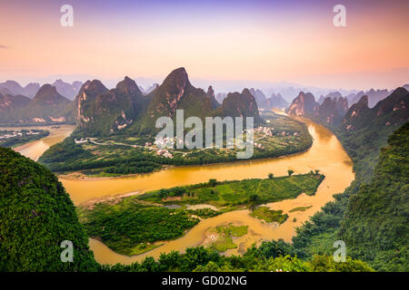 Montagne carsiche di Xingping, Guilin, Cina. Foto Stock