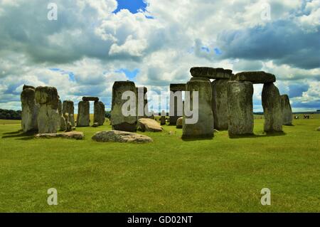 Stonehenge in un giorno nuvoloso Foto Stock