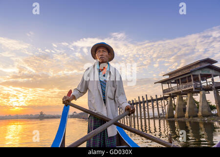 MANDALAY, MYANMAR - Ottobre 28, 2015: un gondoliere le piastre sul lago Taungthaman in U-Bein Bridge. Foto Stock